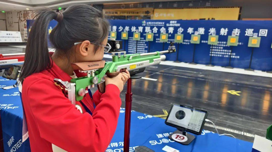 秘鲁代表队在射击比赛中克服困难，获得冠军
