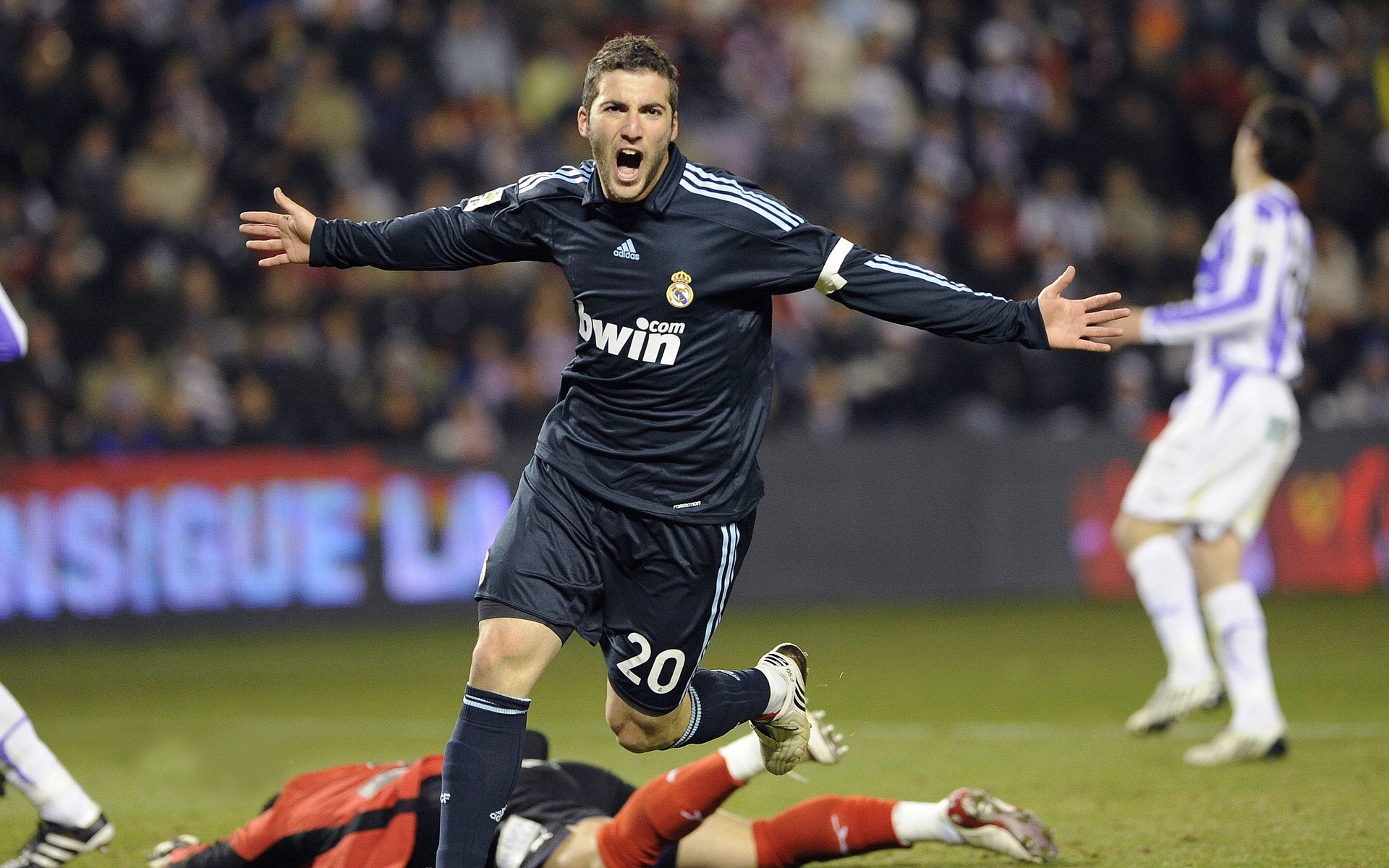 奥纳纳一夫当关，曼联终结德国魔咒，欧冠决赛上演门神史诗